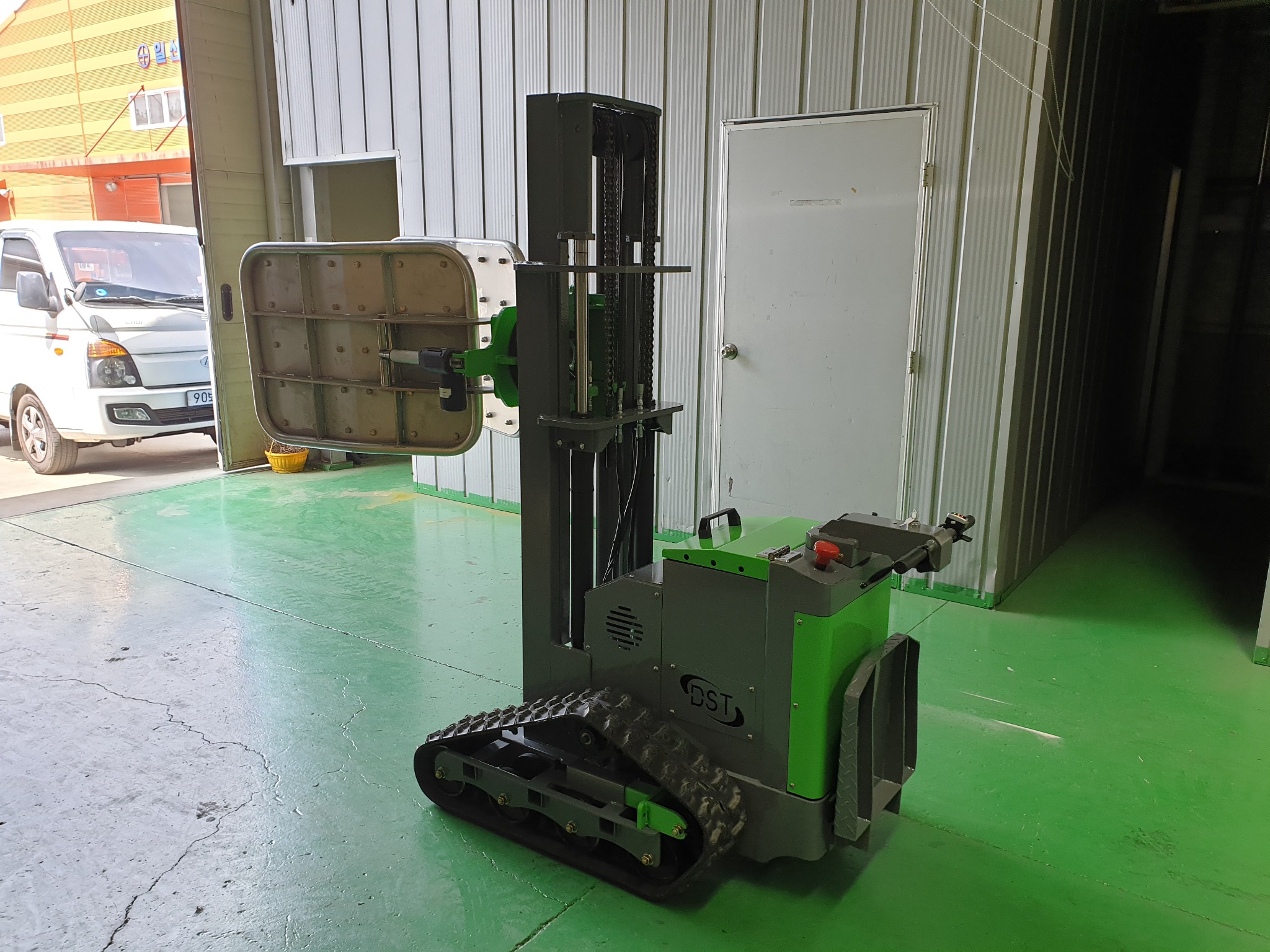 궤도형 다목적 지게차